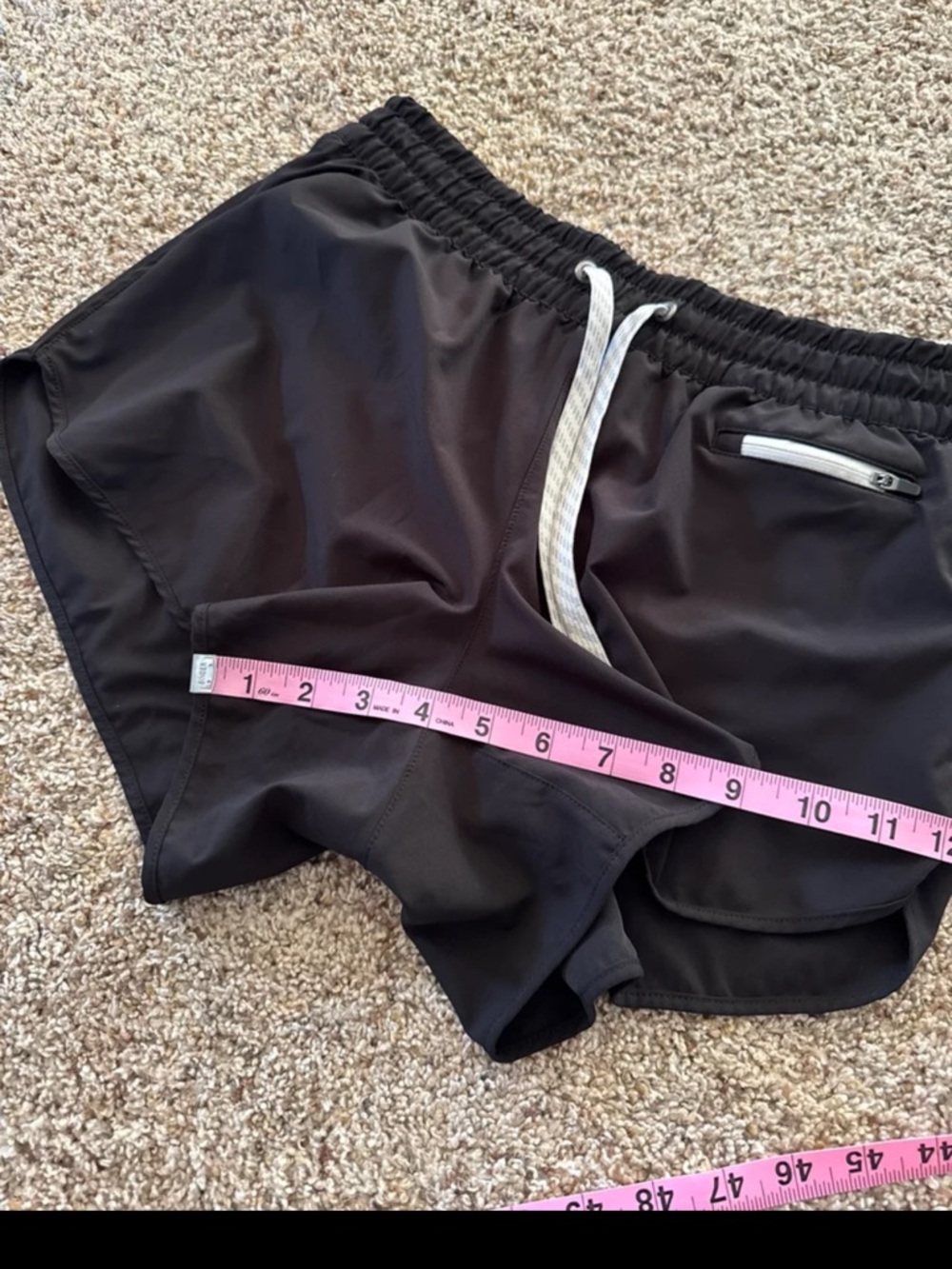 Vuori Clementine 2.0 Short 4" in Black 
size Medium - Picture 10 of 12